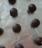 裂纹巧克力曲奇,把冷藏后变硬的面糊揉成大小均匀的24个小圆球，摆在烤盘上