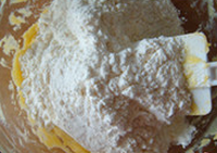 维也纳酥饼,加入过筛后的低粉，细心混合至粉类完全消失