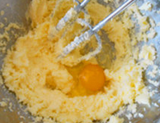 Mother Monsen’s Cake ,黄油加糖，打发至蓬松状态。分次加入鸡蛋（每次加一个），继续打匀