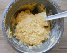 Mother Monsen’s Cake ,加入柠檬皮屑，加入混合过筛的所有粉类，用刮刀拌匀