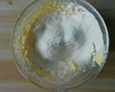 油酥饼干,低粉筛入黄油里，用橡皮刮刀拌匀，使面粉和黄油完全混合