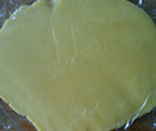 油酥饼干,撕掉表面的油纸，裁掉面团不规整部分，成为长方形，再切成小的长方块