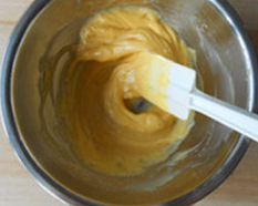 肉桂红茶曲奇,蛋液加入香草精混合,分3-4次加入黄油糖粉混合物中,每次加入都充分混和吸收后再加蛋液,最后一次加完蛋液后,用打蛋器稍做搅打后呈微反白状态