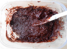 黑啤黑巧克力蛋糕,把1中的黄油啤酒混合液体倒入2中，切拌均匀