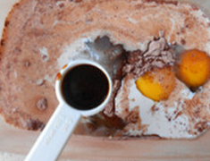 黑啤黑巧克力蛋糕,混合中粉、泡打粉、盐、可可粉、小苏打，过筛后加入糖、牛奶、鸡蛋、香草精。搅匀