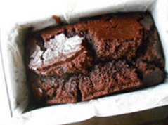 黑啤黑巧克力蛋糕,出炉略放凉后脱模，放烤架上彻底晾凉后剥去烘焙纸，切块享用。配茶和咖啡都不错