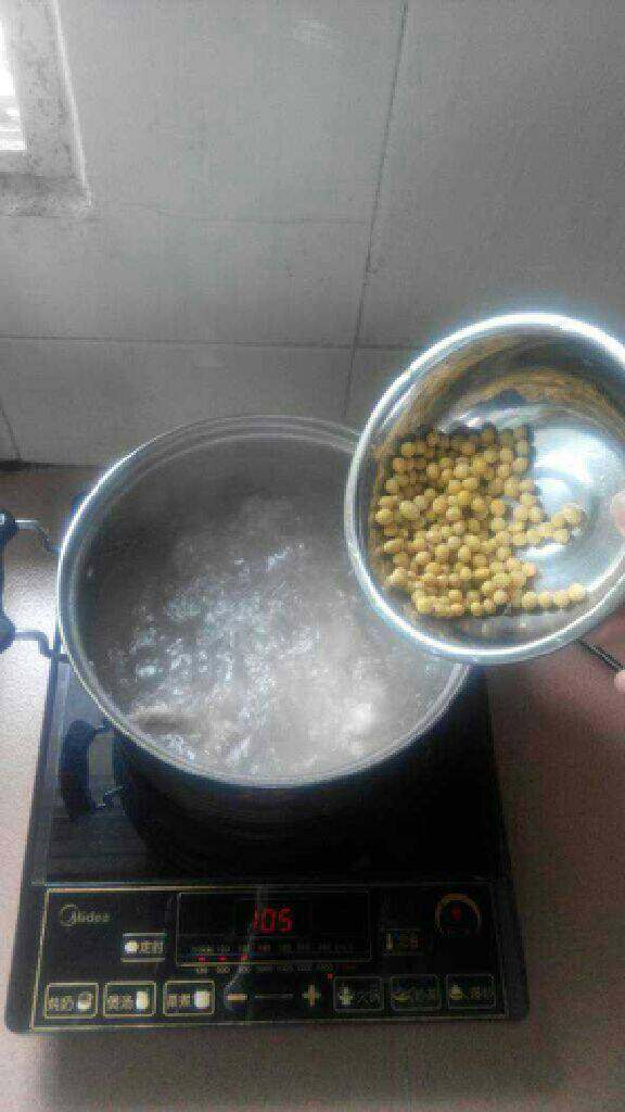 苦瓜黄豆排骨汤,重新加水在锅里煮开，加入黄豆