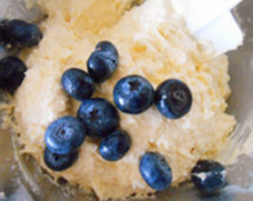 蓝莓蛋糕,加入一半蓝莓拌匀