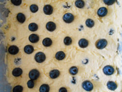 蓝莓蛋糕,倒入烤盘，抹平，表面铺一层蓝莓