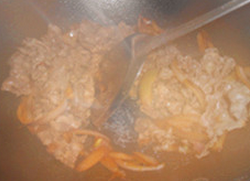 日式肥牛饭,米饭盛入碗中，浇上菜和汤汁，开动吧