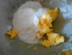 杏仁酥饼 ,黄油室温软化，加糖粉，打至顺滑