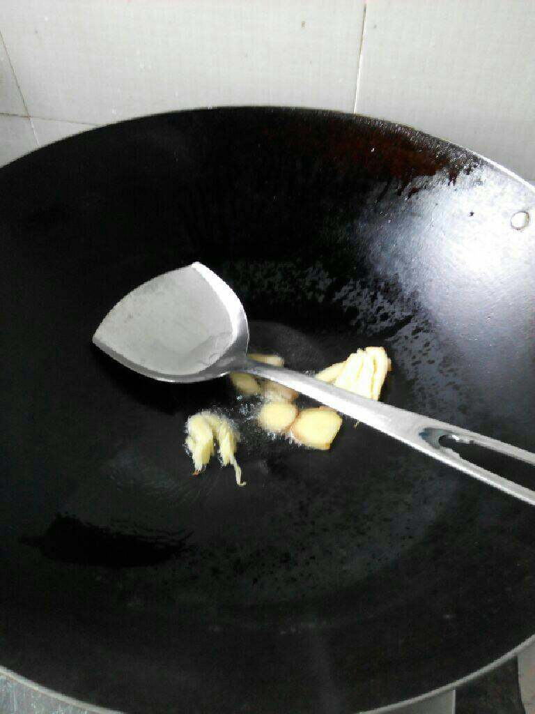 柠檬板鸭,锅里放油放姜片。爆香