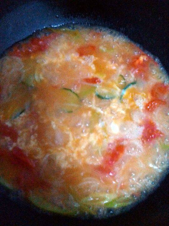 西红柿热汤面,煮3分钟左右，面条快熟的时候， 打入蛋液，加入适量盐。