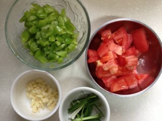 妈妈风味茄子,菜椒、番茄、大蒜切丁，葱切段备用。