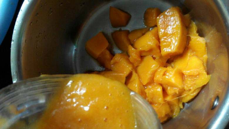 芒果酱,连颗粒芒果一起倒入奶锅