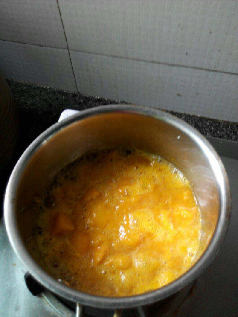 芒果酱,大火煮开。转小火。然后把芒果表面浮起的泡沫用勺子撇清。
