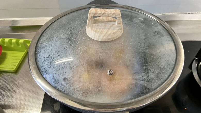 鹌鹑蛋蒸肉末,蒸锅水开上气，放入盘子，中火加盖蒸15到20分钟，根据自己家的锅，肉饼的厚度进行调整