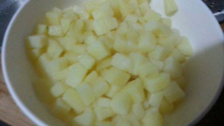 土豆火腿色拉,土豆去皮，切丁，水煮加一点盐，10-15分钟