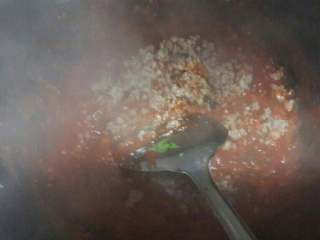 意大利肉酱面,取出肉末，洋葱和香菜，蘑菇入锅翻炒，倒入番茄酱，和番茄