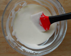 抹茶酸奶冻芝士,原味芝士液：奶油奶酪、酸奶、糖混合，隔热水软化。吉利丁片凉水泡软，沥干，加入牛奶中隔热水融化，倒入芝士液中拌匀，用手动打蛋器打匀至无颗粒，过筛一遍。加入打发至6-7成的淡奶油，拌匀