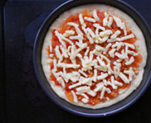 番茄肉酱披萨 ,拿出，在表面撒一层马苏里拉芝士，放回烤箱再烤5分钟