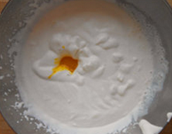 淡奶油蔓越莓蛋糕,淡奶油加入另一半糖粉打至能划出明显纹路的8-9分发程度，加入蛋黄，搅拌均匀