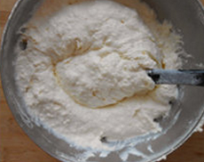 淡奶油蔓越莓蛋糕,打发好的蛋白分两次加入淡奶油蛋黄糊，切拌均匀