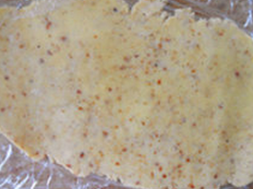 杏仁饼干,两面垫保鲜膜，把面糊擀成0.8-1cm厚的片，用圆模切片，侧面裹上粗砂糖，排入烤盘，放冰箱冷藏20分钟