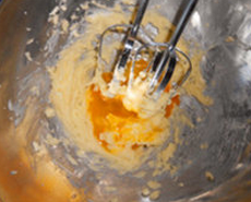 黄桃奶酪蛋挞 ,奶油奶酪放入耐热容器，微波炉加热10秒，使其变软。用打蛋器打至光滑。
