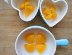 黄桃奶酪蛋挞 ,将面糊均匀的倒入放了黄桃的烤碗里，表面撒上杏仁片。