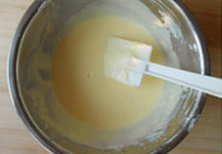 爆浆蓝莓乳酪塔,奶油奶酪室温软化，加入糖，搅拌至顺滑，加入酸奶搅拌至顺滑，再加入鸡蛋搅拌至顺滑，最后加入玉米淀粉，顺一个方向搅拌至无颗粒的顺滑状态