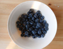 爆浆蓝莓乳酪塔,蓝莓提早洗干净沥干水分，依次排在乳酪糊中