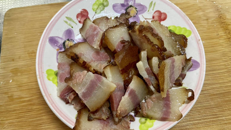 腊肉炒冬笋➕外婆菜腊肉炒冬笋,煮好的腊肉捞出切片
