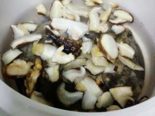 松茸土鸡汤,将松茸和拍破的姜一起放入炖锅里。