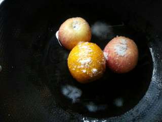 香橙苹果酱,用清水浸半个钟、再用盐擦洗果子表面层滑胶质。