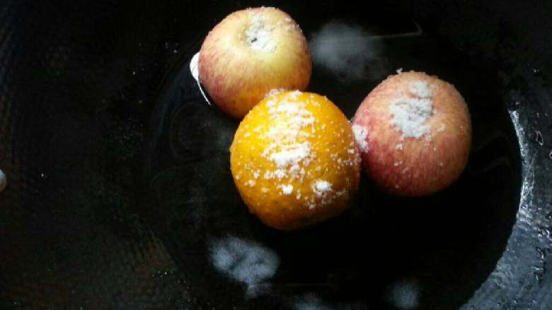 香橙苹果酱,用清水浸半个钟、再用盐擦洗果子表面层滑胶质。
