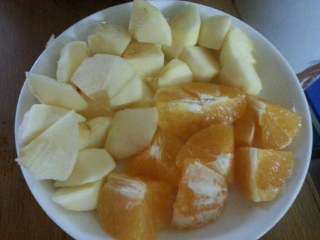 香橙苹果酱,苹果去皮去籽切小块。橙去掉白皮再切小块。