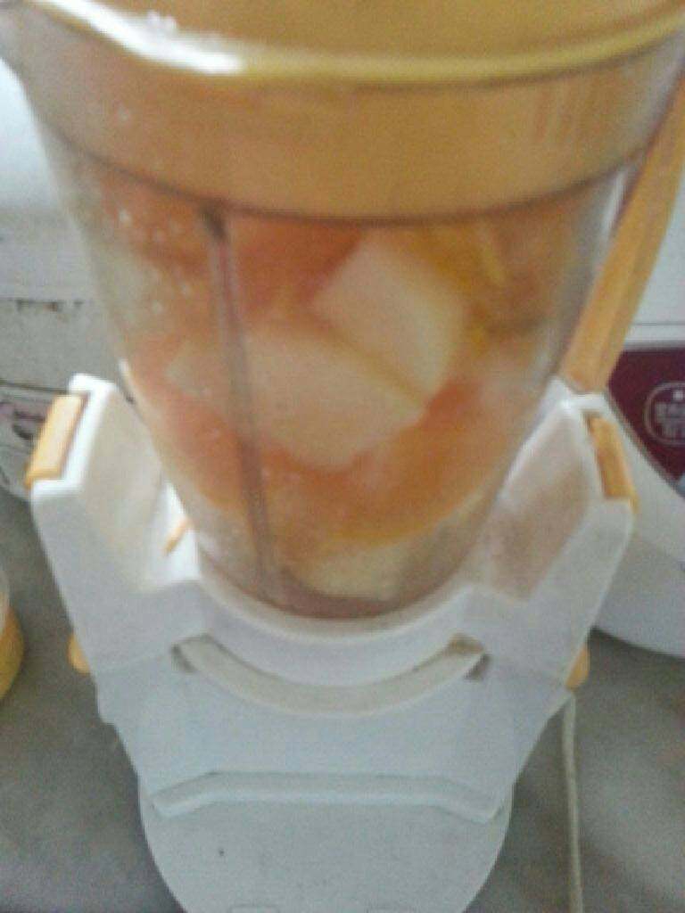 香橙苹果酱,按下开关键2档开始搅拌。