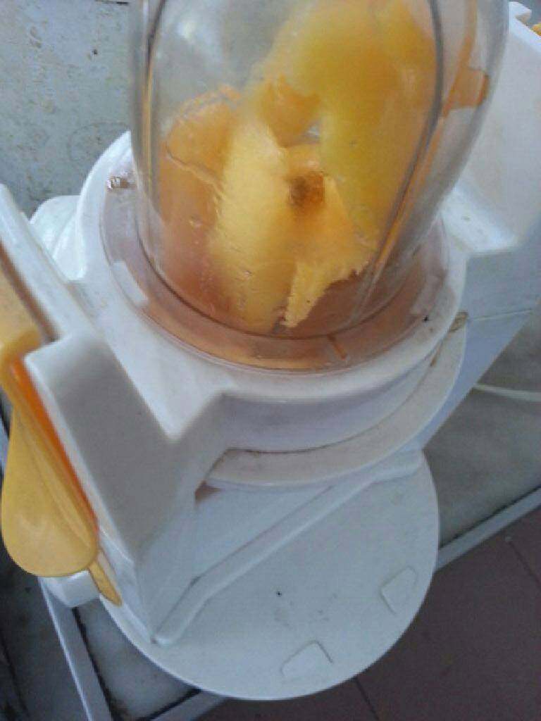 芒果酱,一半倒入料理机中搅拌。