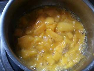 芒果酱,转中火煮开后再转微火慢慢熬、至溶液完全浓缩即可。