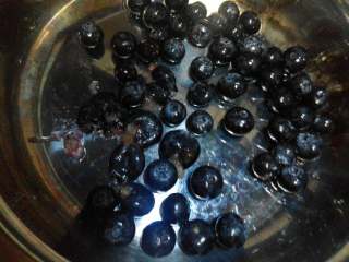 蓝莓酱,洗净的蓝莓放入锅里，用勺子把每个蓝莓都压碎