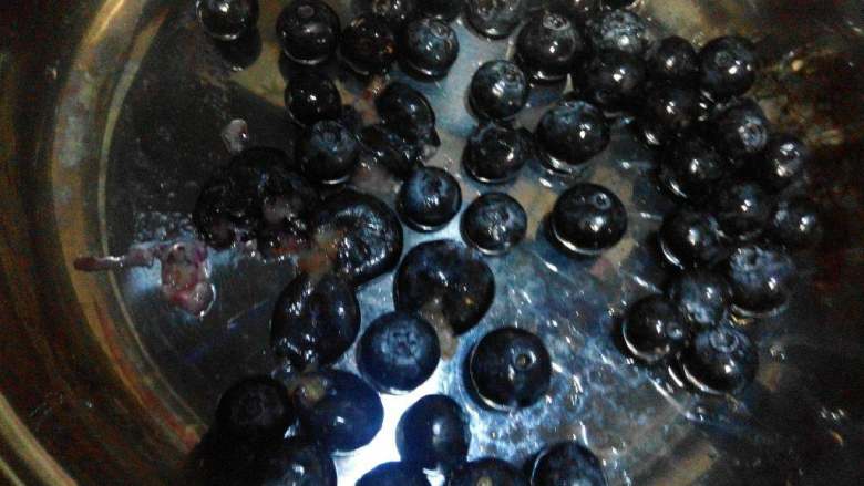蓝莓酱,洗净的蓝莓放入锅里，用勺子把每个蓝莓都压碎
