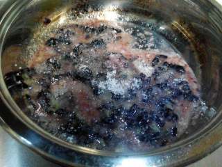 蓝莓酱,放入白砂糖，混合均匀，腌制15分钟左右