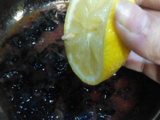 蓝莓酱,挤入半颗的柠檬汁，少许水