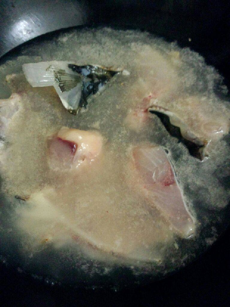 鱼头豆腐汤,在加入开水大火烧开煮五分钟