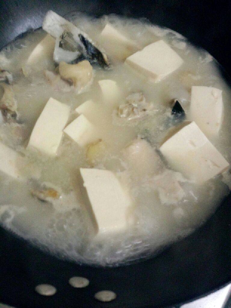 鱼头豆腐汤,在把豆腐也放入煮