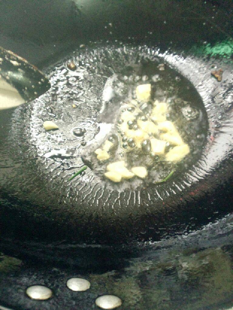 丝瓜炒面筋,锅加油烧热把蒜放入爆香