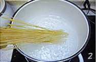 鲜虾奶油意面,深锅煮开水加少许盐，将有机尼奥意大利面放入，煮熟