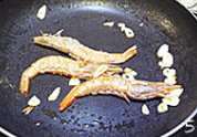 鲜虾奶油意面,小火加热，放入蒜片炒香后加虾，两边煎到金黄