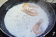 鲜虾奶油意面,中火加热至开锅，加海盐和粗粒黑胡椒熬制浓稠
